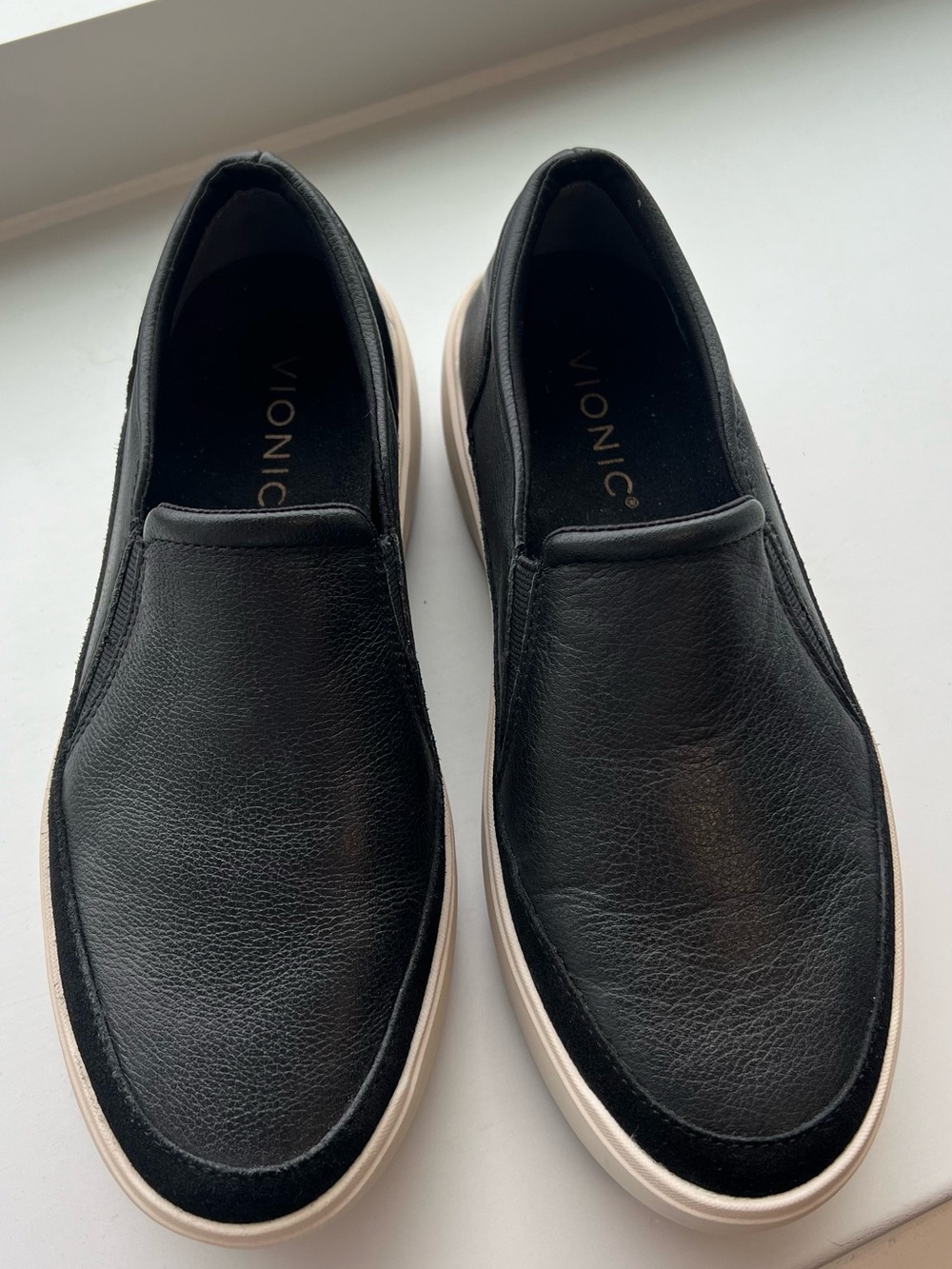 Vionic Kearny Black Leather Women's Loafers Size 6 Wide, fit more like a 7 IMO